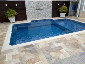 Casa com piscina a 50 metros da praia em Matinhos